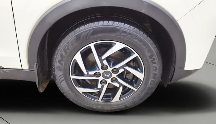 2023 Mahindra XUV300 W8 (O) 1.2 PETROL, Petrol, Manual, 37,292 km, Right Front Wheel