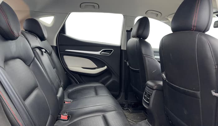2023 MG ASTOR STYLE 1.5 MT, Petrol, Manual, 28,044 km, Right Side Rear Door Cabin