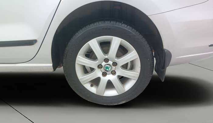 2013 Skoda Rapid AMBITION 1.6 MPI MT, Petrol, Manual, 34,801 km, Left Rear Wheel