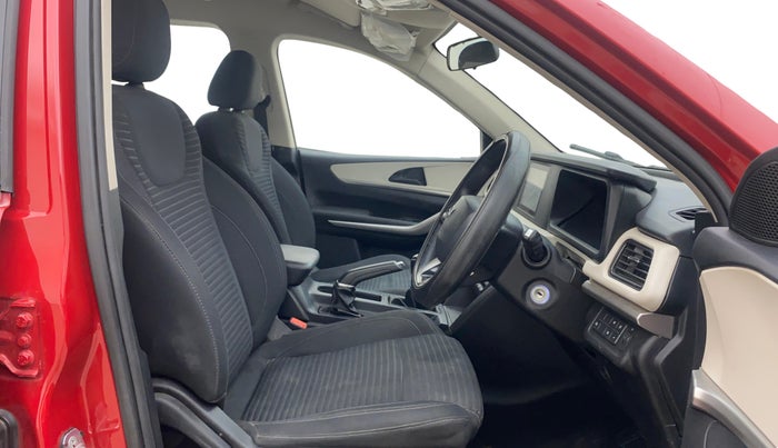 2022 Mahindra XUV700 MX P MT 5 STR, Petrol, Manual, 29,161 km, Right Side Front Door Cabin