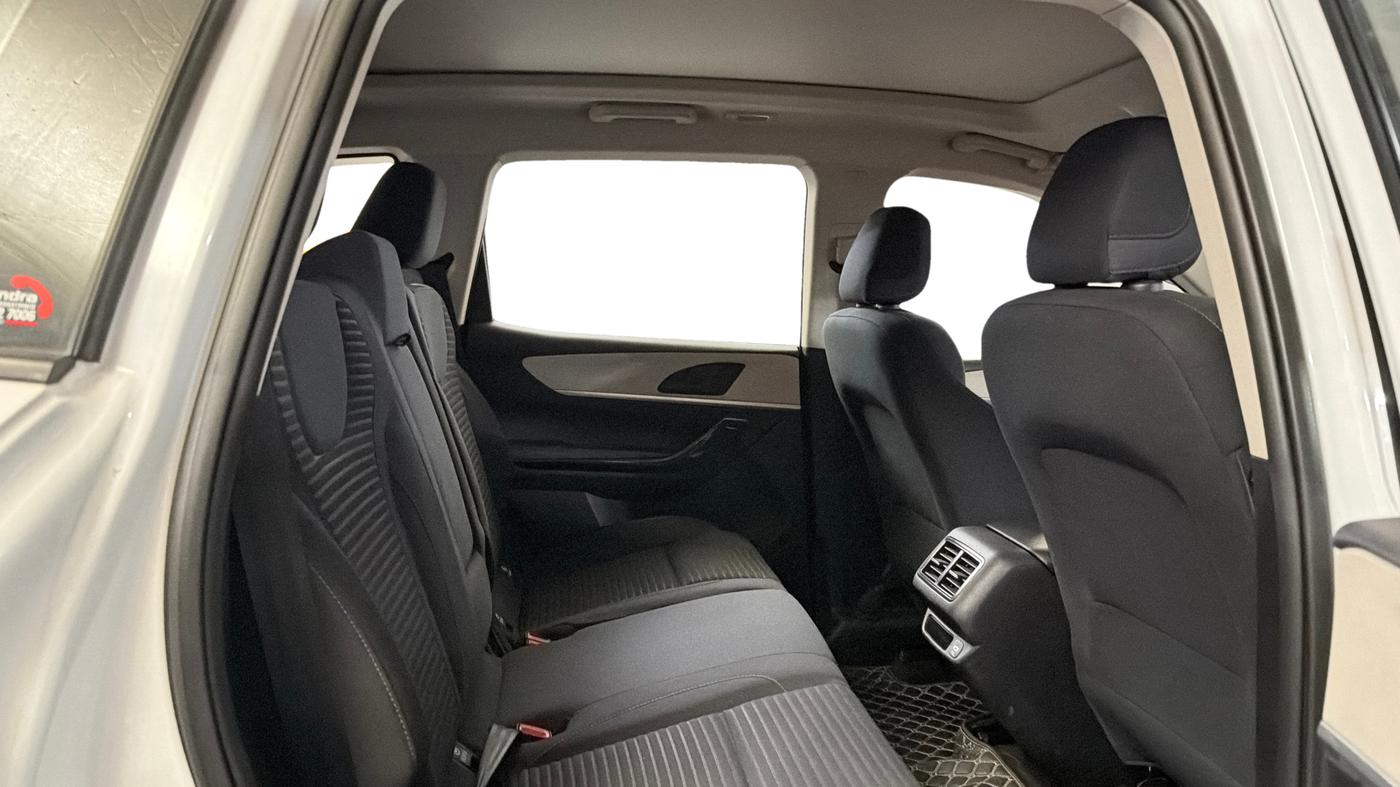 2024 Mahindra XUV700 AX 5 P MT 7 STR, Petrol, Manual, 39,411 km, Right Side Rear Door Cabin