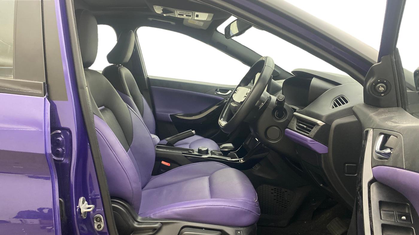 2023 Tata NEXON FEARLESS PURPLE + SUNROOF DCA DUAL TONE 1.2 PETROL, Petrol, Automatic, 29,236 km, Right Side Front Door Cabin
