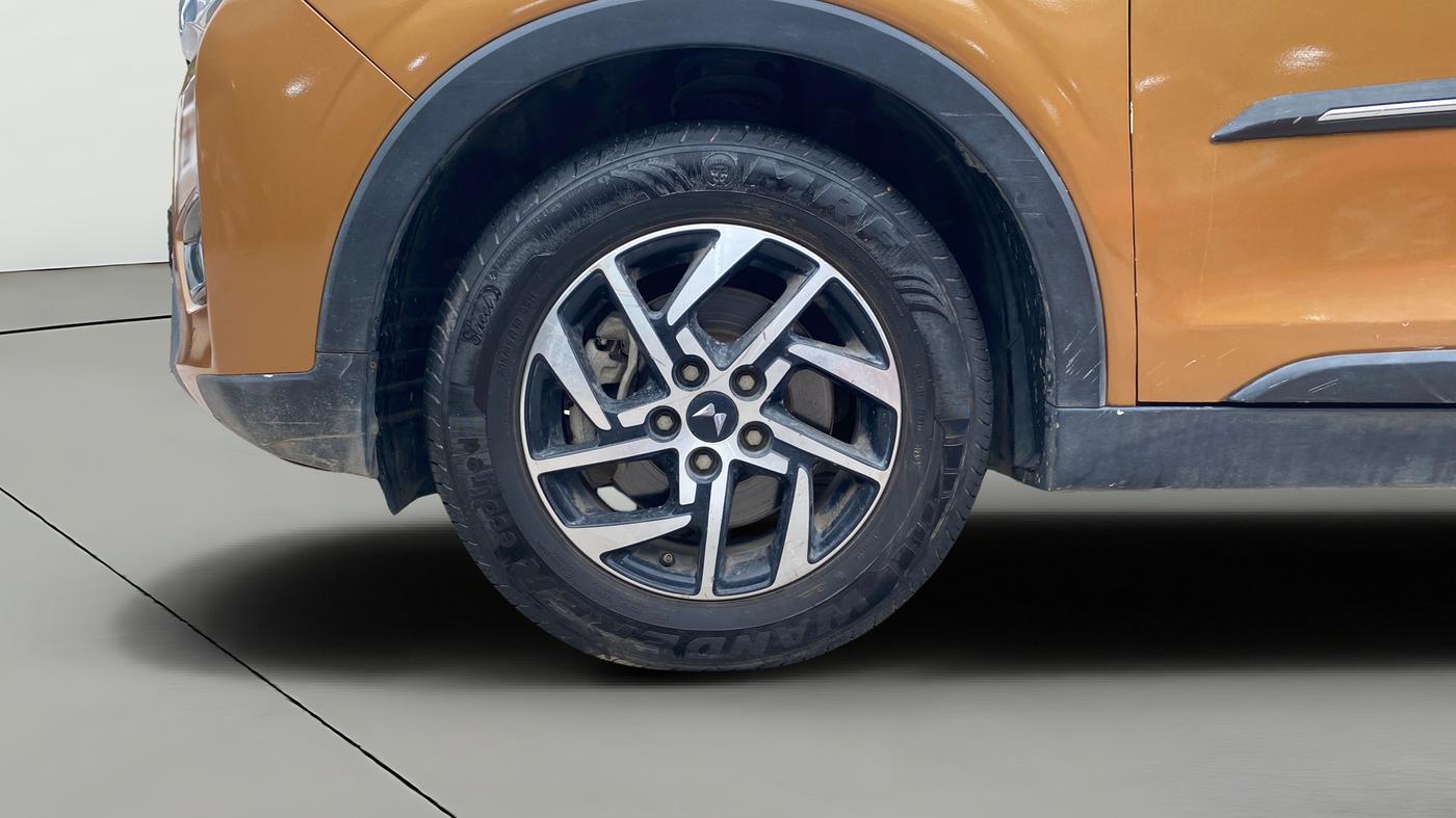 2022 Mahindra XUV300 W8(O) 1.2 PETROL DUAL TONE, Petrol, Manual, 66,105 km, Left Front Wheel