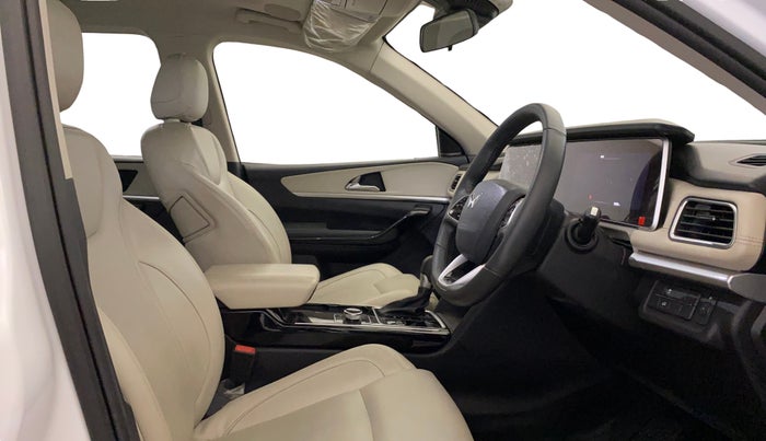 2022 Mahindra XUV700 AX 7 LUXURY P AT 7 STR, Petrol, Automatic, 13,673 km, Right Side Front Door Cabin