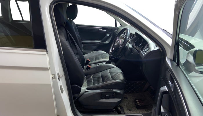 2019 Volkswagen TIGUAN HIGHLINE TDI AT, Diesel, Automatic, 1,21,122 km, Right Side Front Door Cabin
