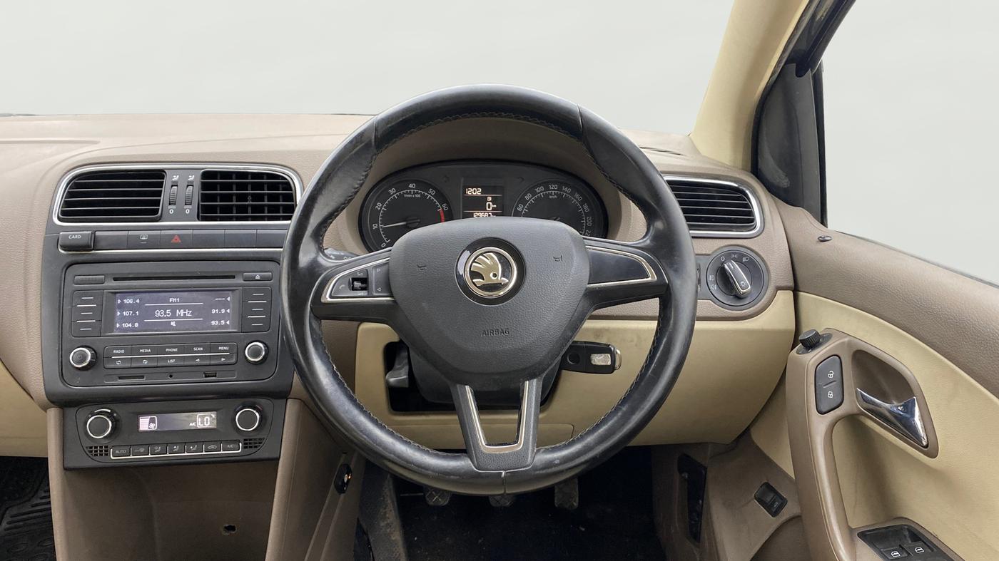 2015 Skoda Rapid 1.6 MPI STYLE PLUS, CNG, Manual, 1,29,687 km, Steering Wheel Close Up