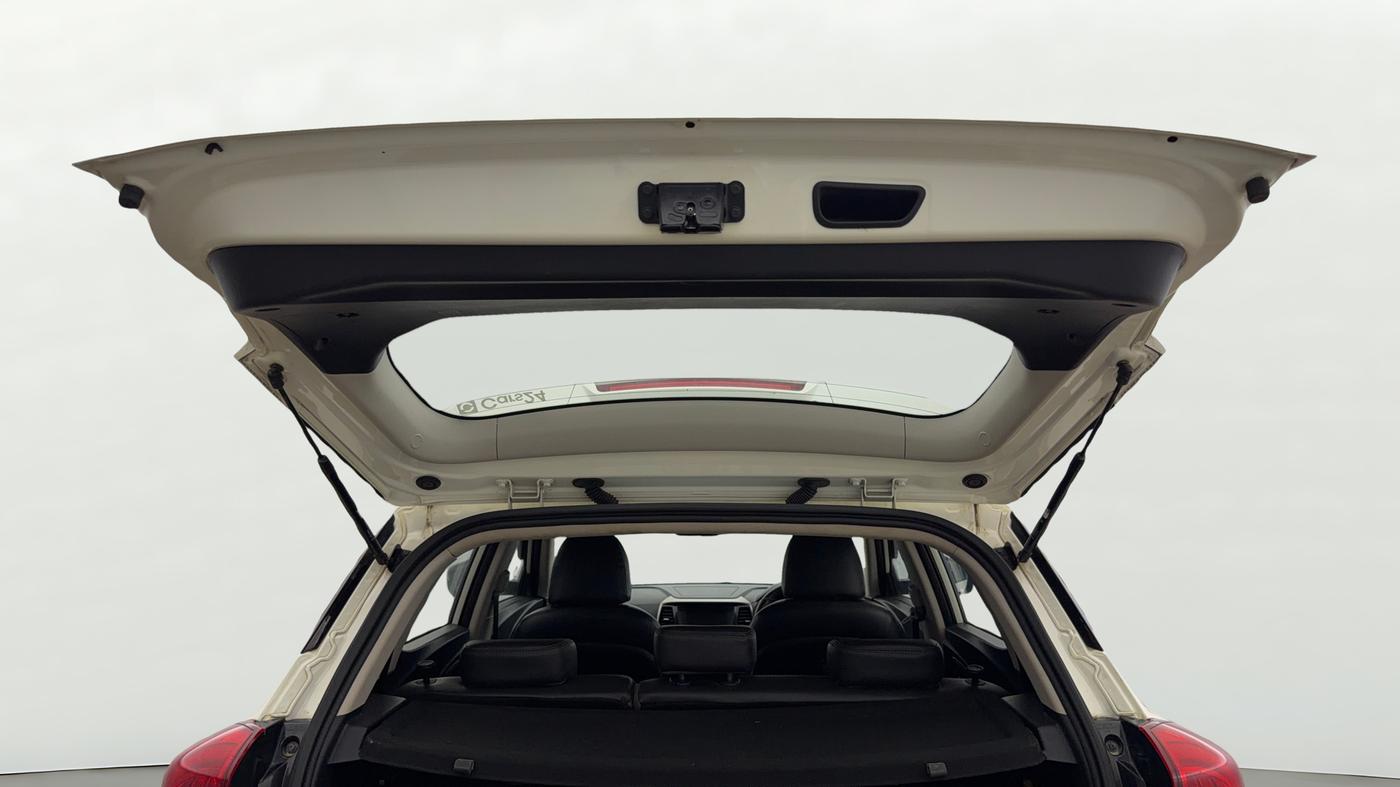 2022 Mahindra XUV300 W8 (O) 1.2 PETROL, Petrol, Manual, 29,859 km, Boot Door Open