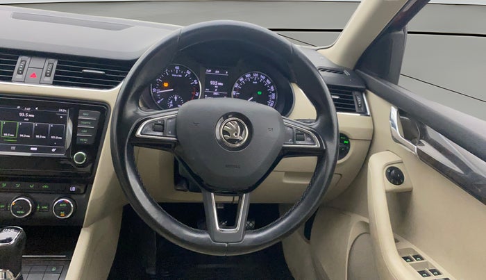 2017 Skoda Octavia STYLE PLUS AT 1.8 TSI, Petrol, Automatic, 1,14,712 km, Steering Wheel Close Up