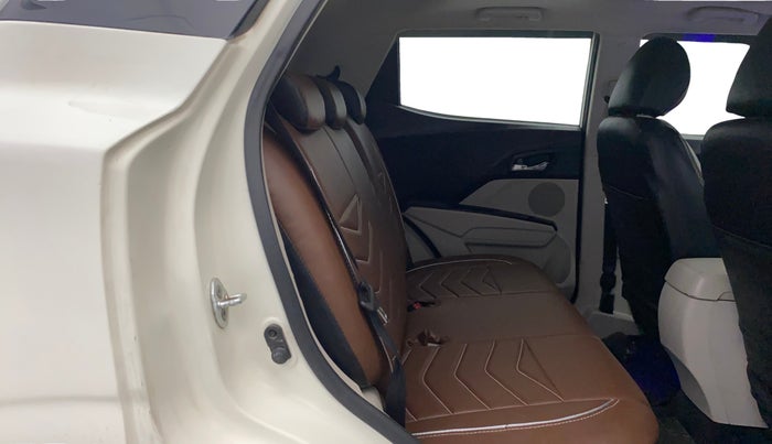 2021 Mahindra XUV300 W8 (O) 1.5 DIESEL AMT, Diesel, Automatic, 1,06,183 km, Right Side Rear Door Cabin