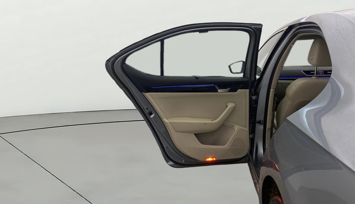 2016 Skoda Superb L&K 1.8 TSI AT, Petrol, Automatic, 1,05,887 km, LHS Rear Door