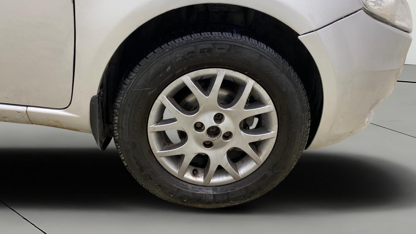 2014 Fiat Grand Punto EMOTION PACK 1.3 90 HP, Diesel, Manual, 1,18,542 km, Right Front Wheel