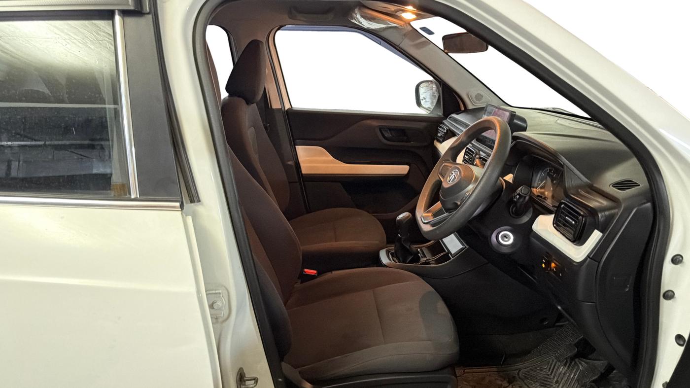 2023 Tata PUNCH PURE MT, Petrol, Manual, 37,653 km, Right Side Front Door Cabin