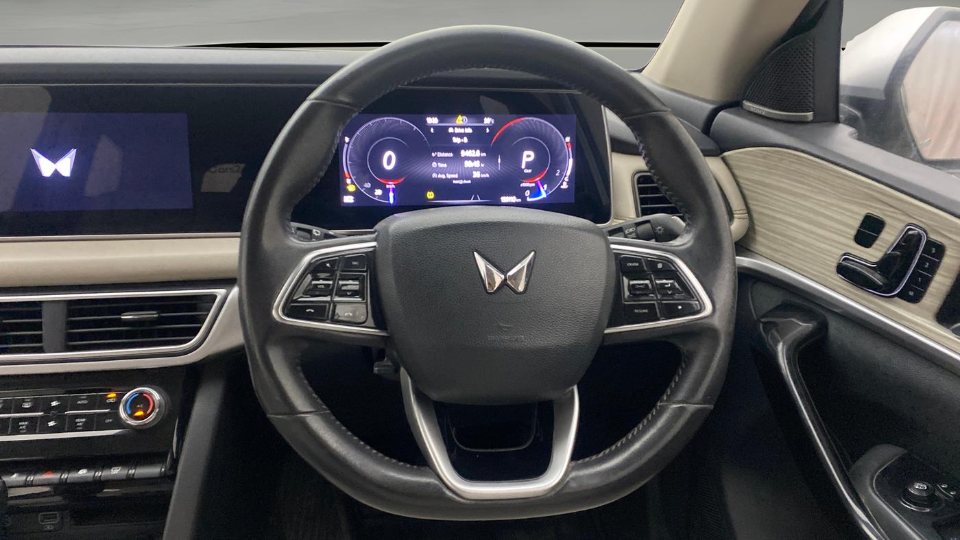 2021 Mahindra XUV700 AX 7 LUXURY P AT 7 STR, Petrol, Automatic, 1,33,099 km, Steering Wheel Close Up