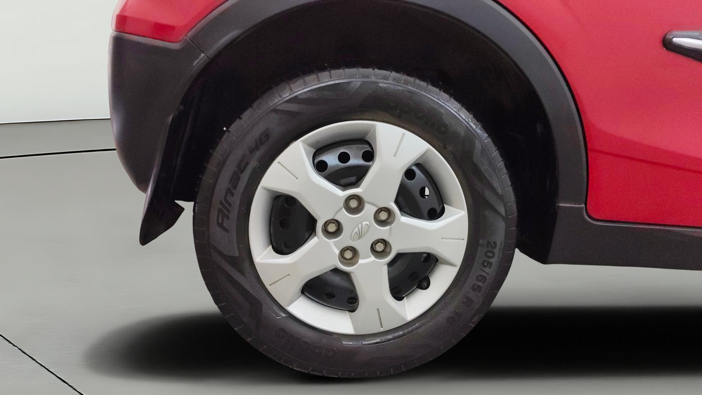 2022 Mahindra XUV300 W6 1.2 PETROL AMT, Petrol, Automatic, 23,631 km, Right Rear Wheel
