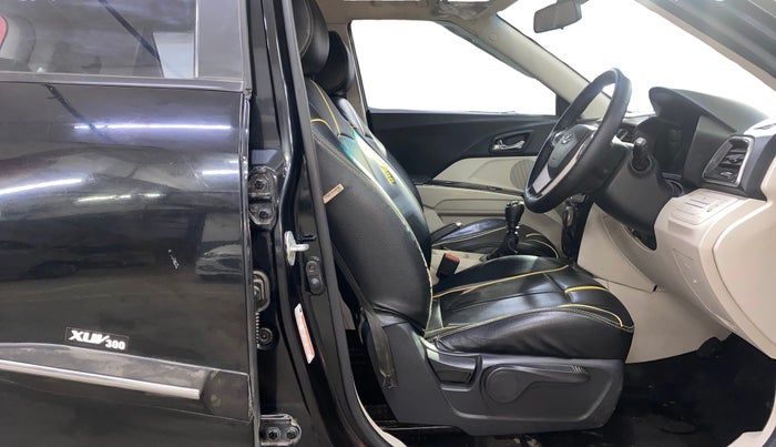 2019 Mahindra XUV300 W8 1.5 DIESEL, Diesel, Manual, 1,12,627 km, Right Side Front Door Cabin
