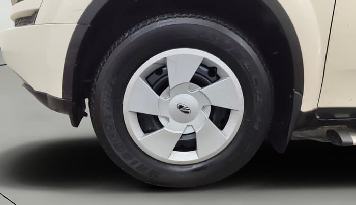 2014 Mahindra XUV500 W6, Diesel, Manual, 1,15,208 km, Left Front Wheel