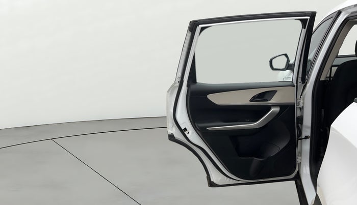 2023 Mahindra XUV700 MX P MT 5 STR, Petrol, Manual, 23,750 km, LHS Rear Door