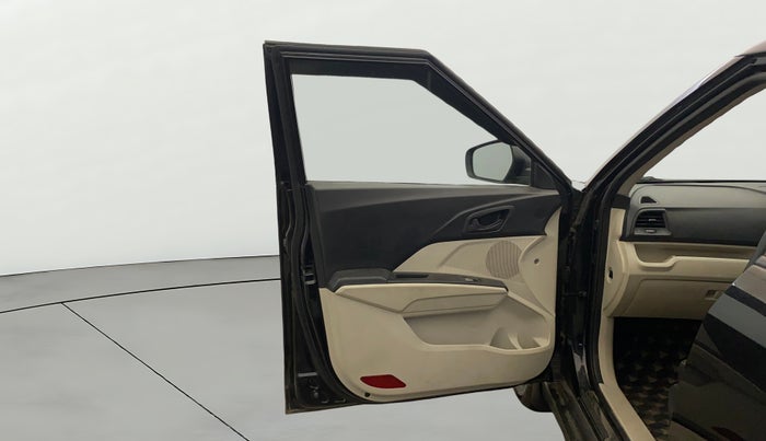 2023 Mahindra XUV300 W4 1.2 PETROL, Petrol, Manual, 24,358 km, LHS Front Door