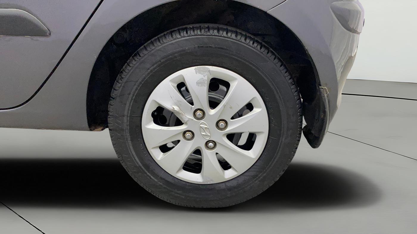 2013 Hyundai i10 MAGNA 1.2, Petrol, Manual, 1,04,687 km, Left Rear Wheel