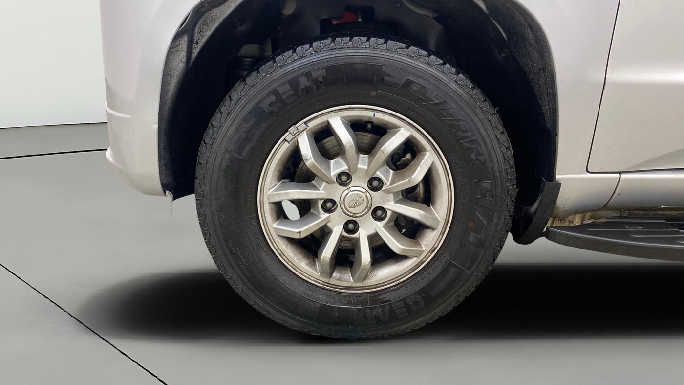 2017 Mahindra TUV300 T8, Diesel, Manual, 31,985 km, Left Front Wheel