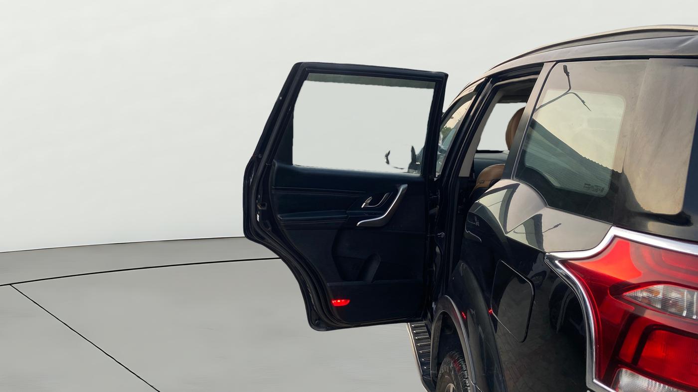 2018 Mahindra XUV500 W11 AT, Diesel, Automatic, 1,07,471 km, LHS Rear Door