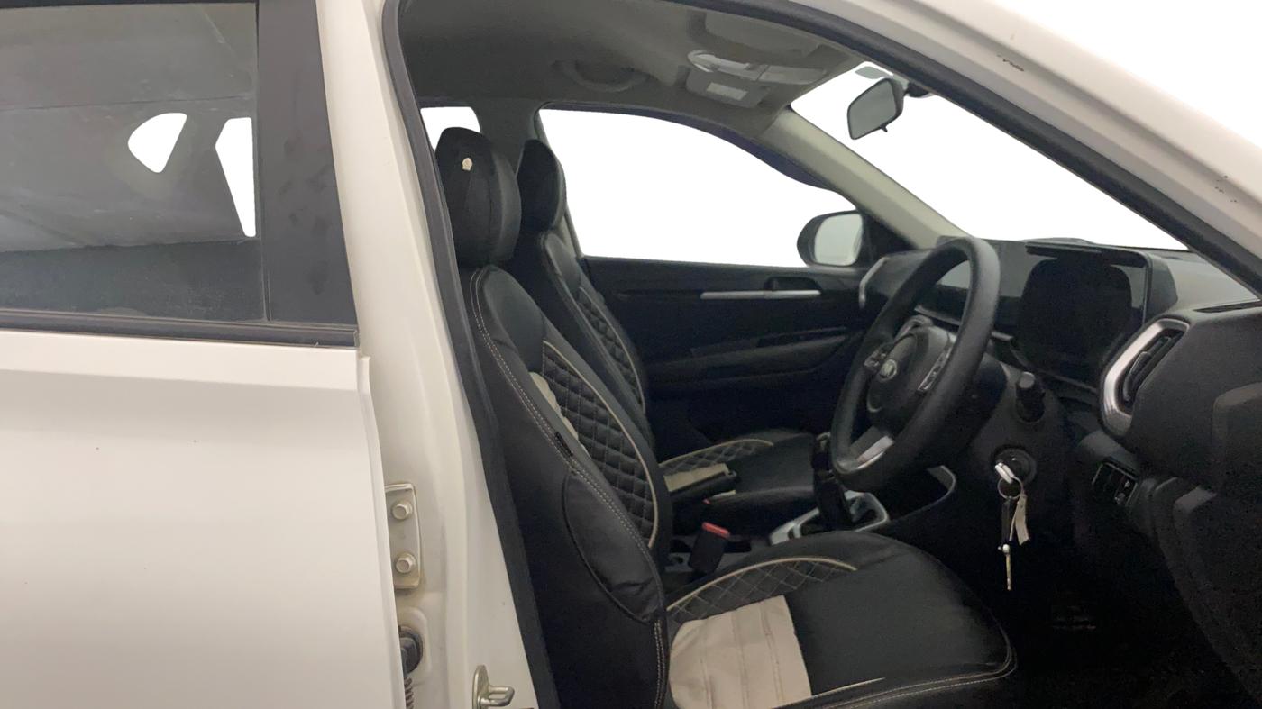 2020 KIA SONET HTK PLUS 1.2, Petrol, Manual, 1,22,315 km, Right Side Front Door Cabin