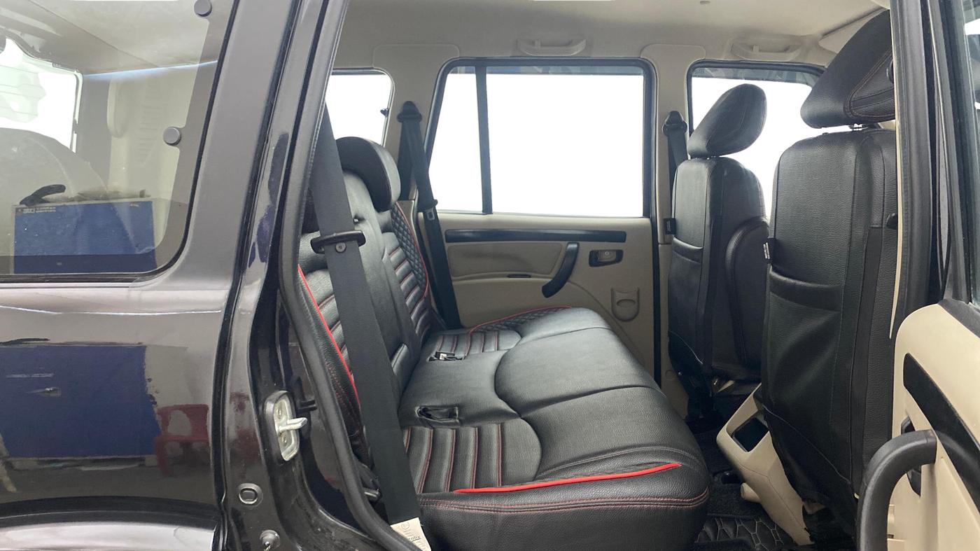 2024 Mahindra SCORPIO CLASSIC S11 7STR, Diesel, Manual, 32,413 km, Right Side Rear Door Cabin