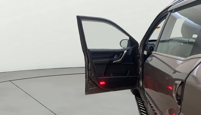 2018 Mahindra XUV500 W11 AT, Diesel, Automatic, 84,090 km, LHS Front Door