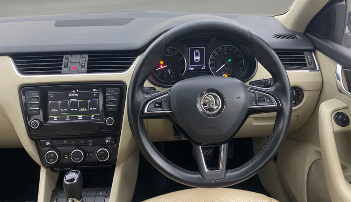 2016 Skoda Octavia STYLE PLUS AT 1.8 TSI, Petrol, Automatic, 94,300 km, Steering Wheel Close Up