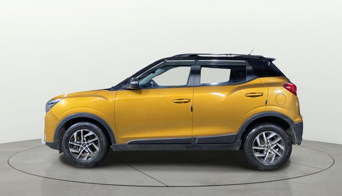 2023 Mahindra XUV300 W8(O) 1.2 PETROL DUAL TONE, Petrol, Manual, 58,758 km, Left Side
