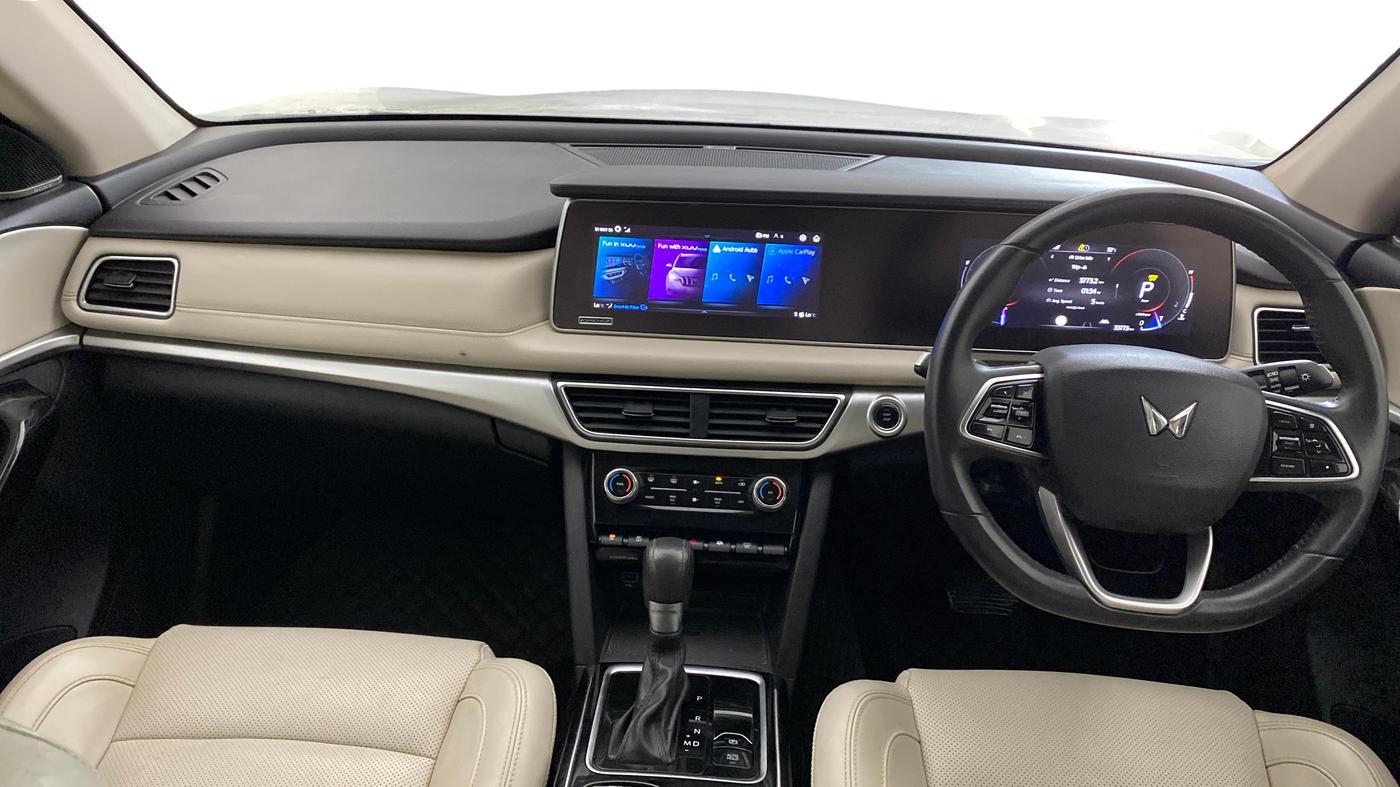 2023 Mahindra XUV700 AX 7 LUXURY P AT 7 STR, Petrol, Automatic, 33,773 km, Dashboard