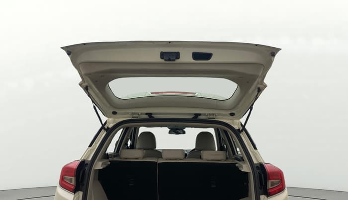 2021 Mahindra XUV300 W8 (O) 1.5 DIESEL, Diesel, Manual, 1,20,642 km, Boot Door Open