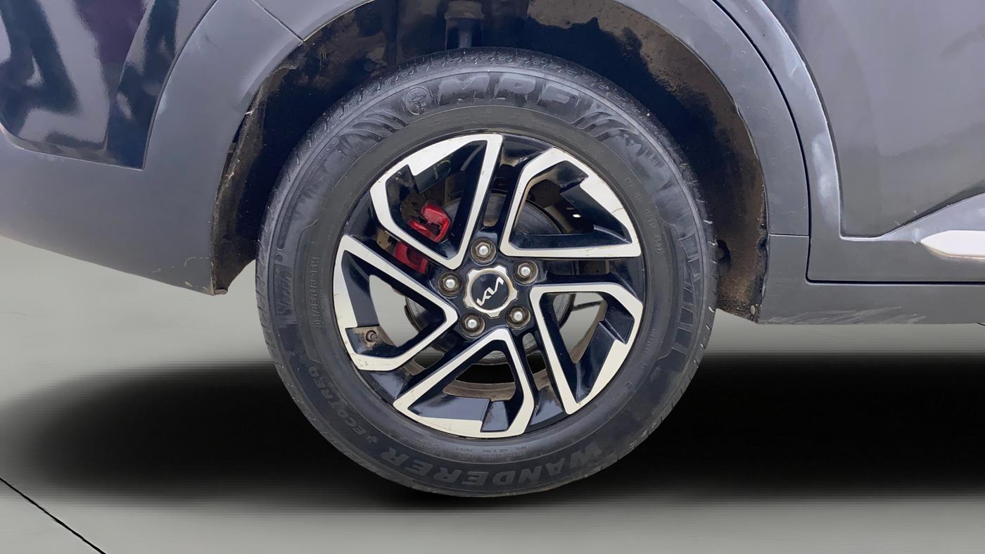 2022 KIA CARENS LUXURY PLUS 1.5 DIESEL AT 6 STR, Diesel, Automatic, 74,209 km, Right Rear Wheel