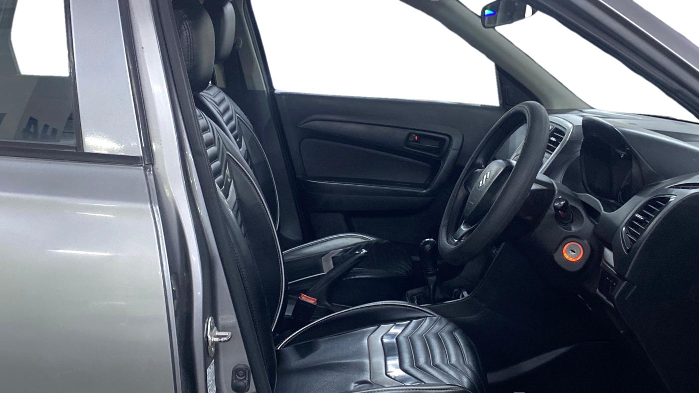 2020 Maruti Vitara Brezza LXI, Petrol, Manual, 71,312 km, Right Side Front Door Cabin