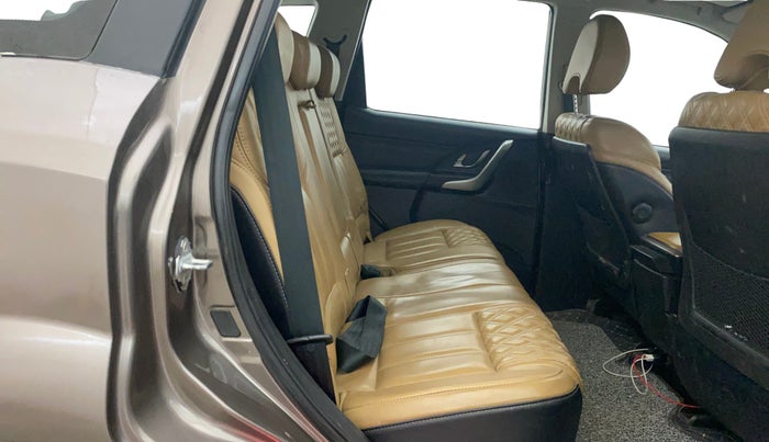 2018 Mahindra XUV500 W11 AT, Diesel, Automatic, 84,090 km, Right Side Rear Door Cabin