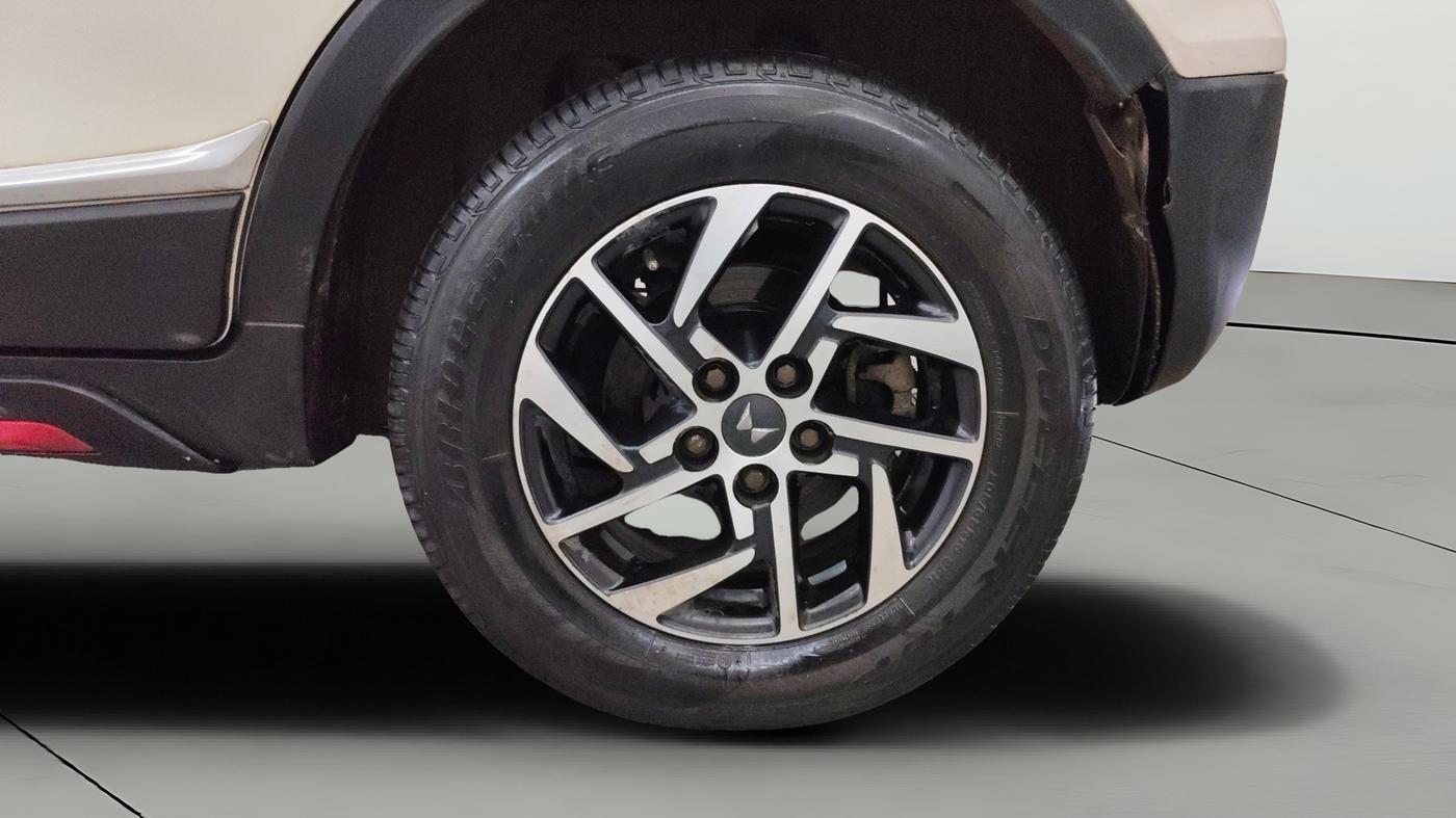 2024 Mahindra XUV300 W8 1.2 (O) TGDI DUAL TONE, Petrol, Manual, 43,230 km, Left Rear Wheel