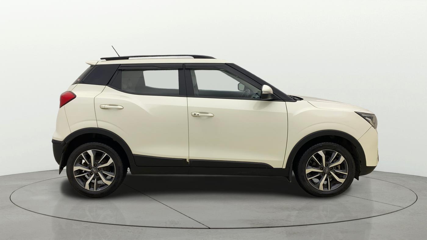 2020 Mahindra XUV300 W8 (O) 1.2 PETROL, Petrol, Manual, 42,629 km, Right Side View