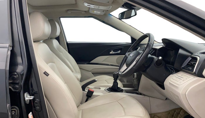 2019 Mahindra XUV300 W8 (O) 1.2 PETROL, Petrol, Manual, 36,315 km, Right Side Front Door Cabin