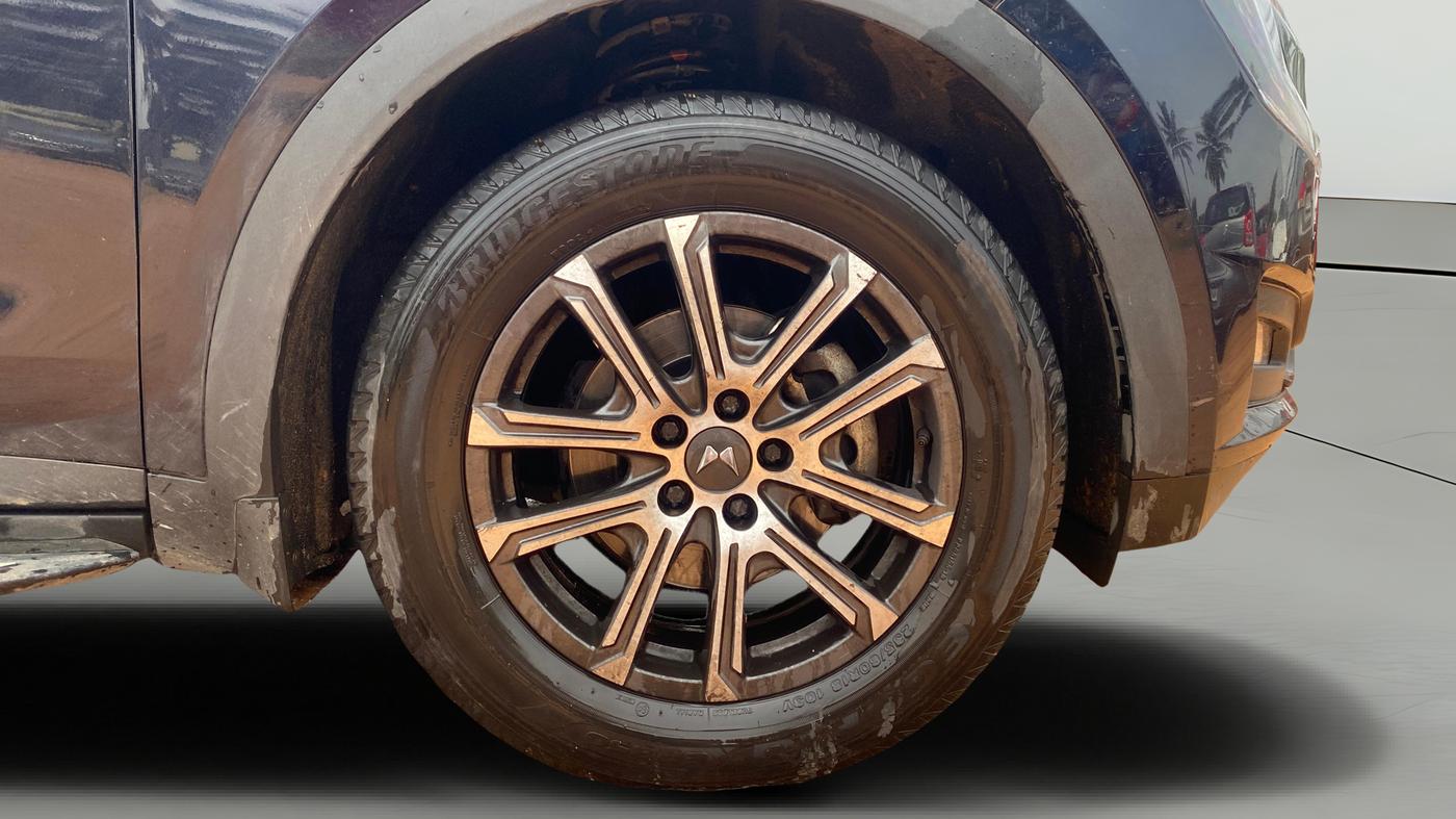 2023 Mahindra XUV700 AX 7 LUXURY P AT 7 STR, Petrol, Automatic, 24,212 km, Right Front Wheel