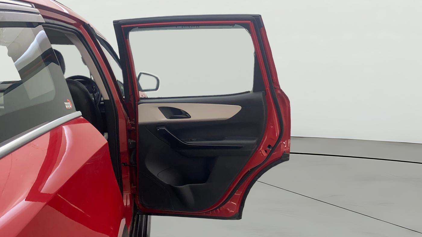 2021 Mahindra XUV700 AX 5 P MT 5 STR, Petrol, Manual, 83,425 km, RHS Rear Door