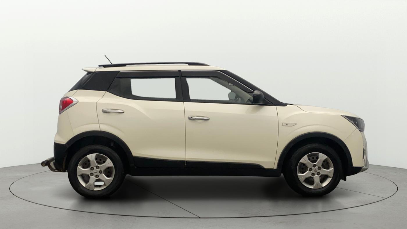 2020 Mahindra XUV300 W6 1.2 PETROL, Petrol, Manual, 1,23,203 km, Right Side View