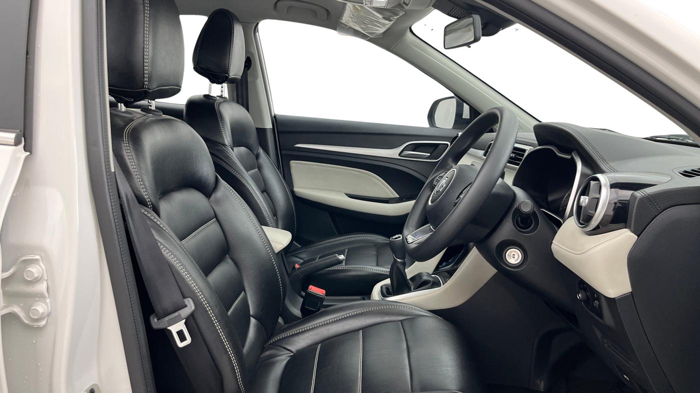 2024 MG ASTOR Sprint 1.5 MT (Ivory), Petrol, Manual, 21,375 km, Right Side Front Door Cabin