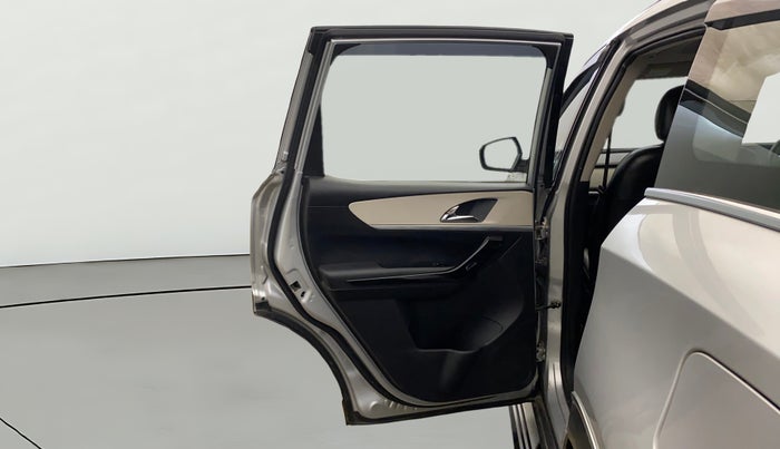 2022 Mahindra XUV700 AX 5 P MT 7 STR, Petrol, Manual, 32,365 km, LHS Rear Door