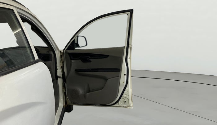 2017 Mahindra Kuv100 K8 6 STR, CNG, Manual, 31,677 km, RHS Front Door