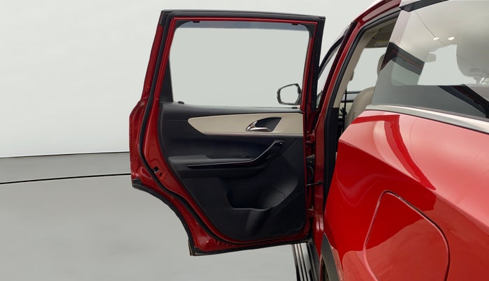 2023 Mahindra XUV700 AX 7 LUXURY P AT 7 STR, Petrol, Automatic, 4,791 km, LHS Rear Door