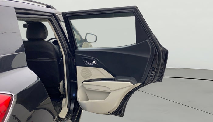 2022 Mahindra XUV300 W8 (O) 1.5 DIESEL, Diesel, Manual, 23,722 km, RHS Rear Door