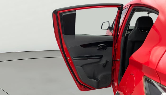 2018 Mahindra KUV 100 NXT K2 P 6 STR, CNG, Manual, 17,112 km, LHS Rear Door