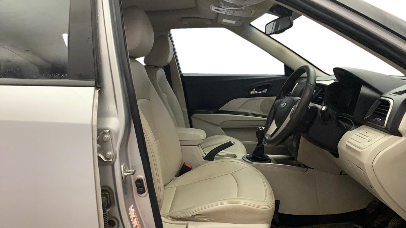2020 Mahindra XUV300 W8 (O) 1.2 PETROL, Petrol, Manual, 91,363 km, Right Side Front Door Cabin