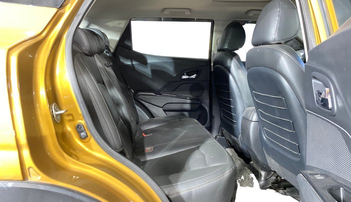 2023 Mahindra XUV300 W8(O) 1.2 PETROL DUAL TONE, Petrol, Manual, 58,758 km, Right Side Rear Door Cabin