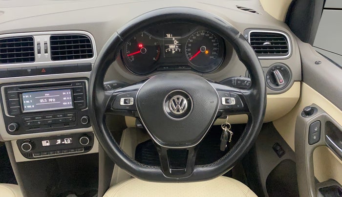 2015 Volkswagen Vento HIGHLINE 1.6 MPI, Petrol, Manual, 68,636 km, Steering Wheel Close Up